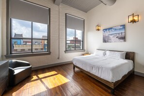 3 bedrooms, desk, iron/ironing board, WiFi - Luxury Penthouse | Rooftop Deck Best Street in OTR (Cincinnati)