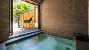 A spa area with a hot tub, wooden deck, and a view of the outdoors. - Mizube No Hanare Calme (Kyotango)