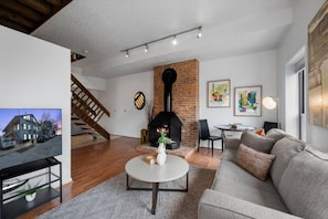 Living area - Mt. Adams 1BR Great Location! Steps from Monastery (Cincinnati)