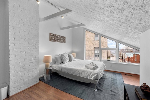 Room - Mt. Adams 1BR Great Location! Steps from Monastery (Cincinnati)