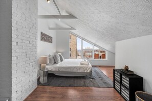 Iron/ironing board, WiFi, bed sheets - Mt. Adams 1BR Great Location! Steps from Monastery (Cincinnati)