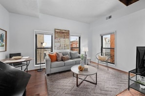 Living area - Mt. Adams 1BR Great Location! Steps from Monastery (Cincinnati)