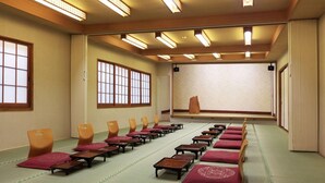 A traditional Japanese room with tatami mats, wooden furniture, and sliding doors. - Kusatsu Onsen Ryokan Yakumo (Kusatsu)