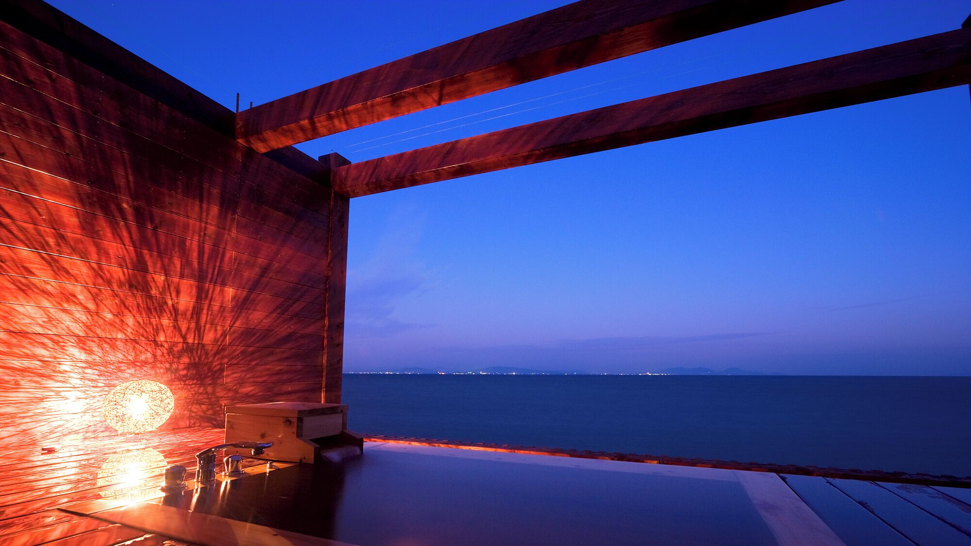 Un interior de madera con vista al mar.