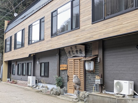 Exterior. Yubara Onsen Ryokan Kajikaso