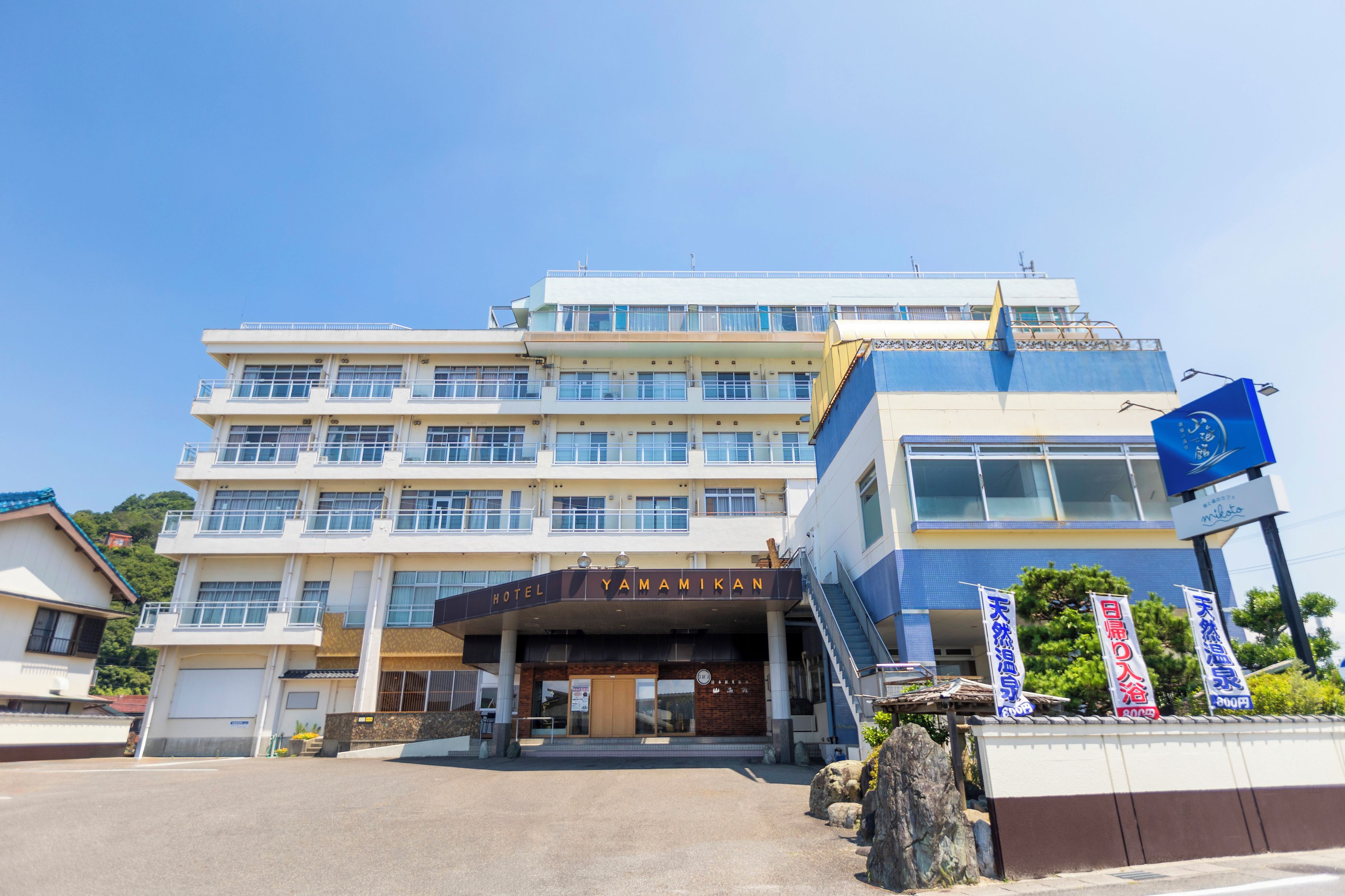 A multi-story hotel with a prominent entrance and signage.