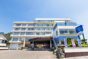 Ein mehrstöckiges Hotel mit einer markanten Fassade und Beschilderung.