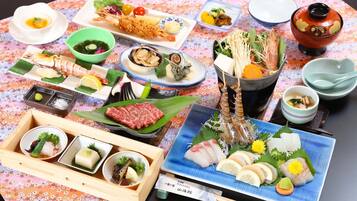 Variedad de platos japoneses sobre una mesa con mantel floral.