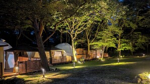 A campsite with yurts, a covered seating area, and a gravel path. - Ducale Resort Hotel Nasu Kanronoyu (Nasu)