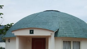 A dome-shaped building with a red door and a window with curtains, number 7 on the facade. - Shuzenji Tokinosumika Hotel Olive Tree/ Hyakuwarai (Izunokuni)