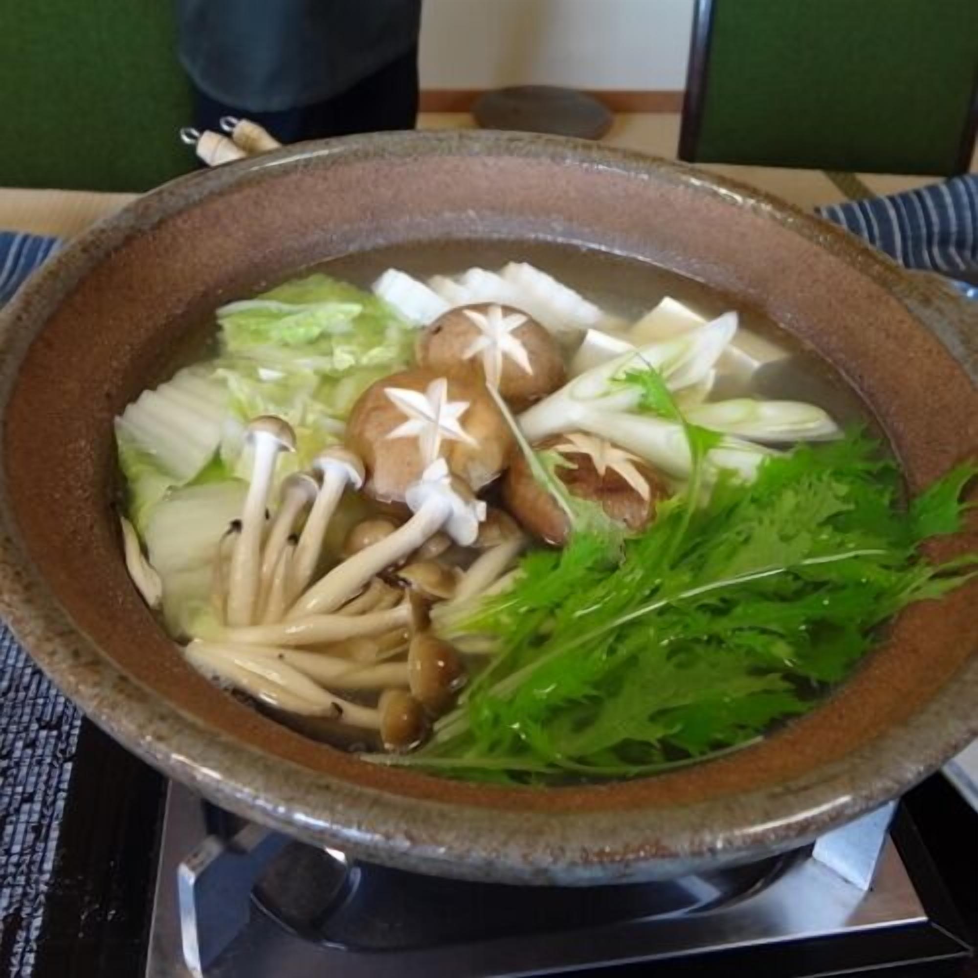 Un tazón de sopa con diversos ingredientes.