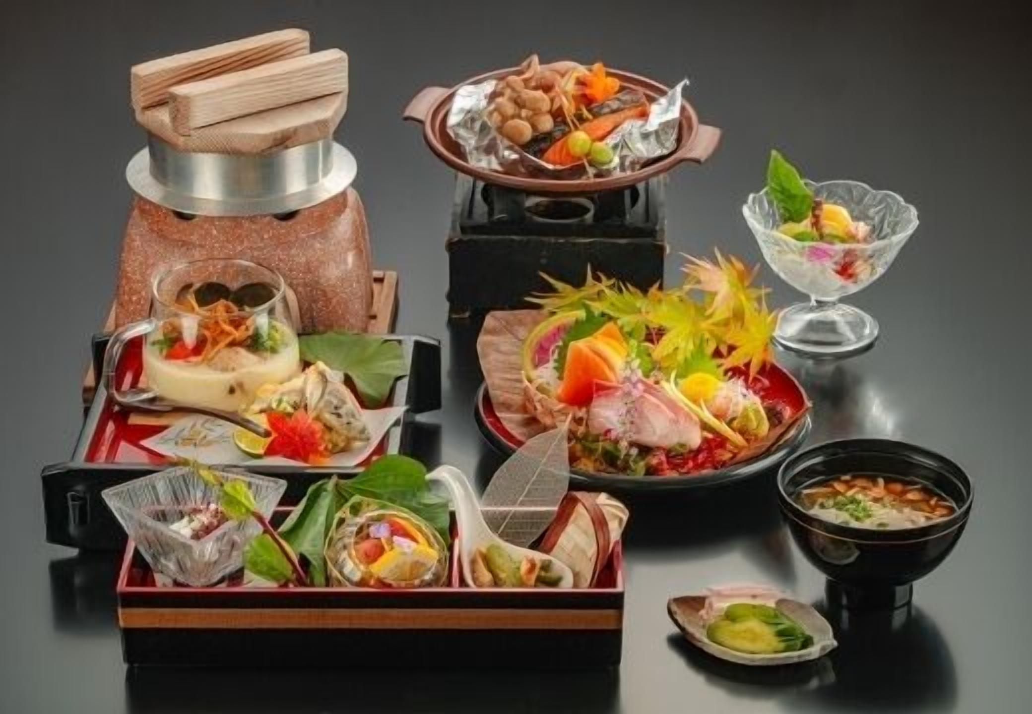 Una variedad de platos y un juego de té japonés tradicional.