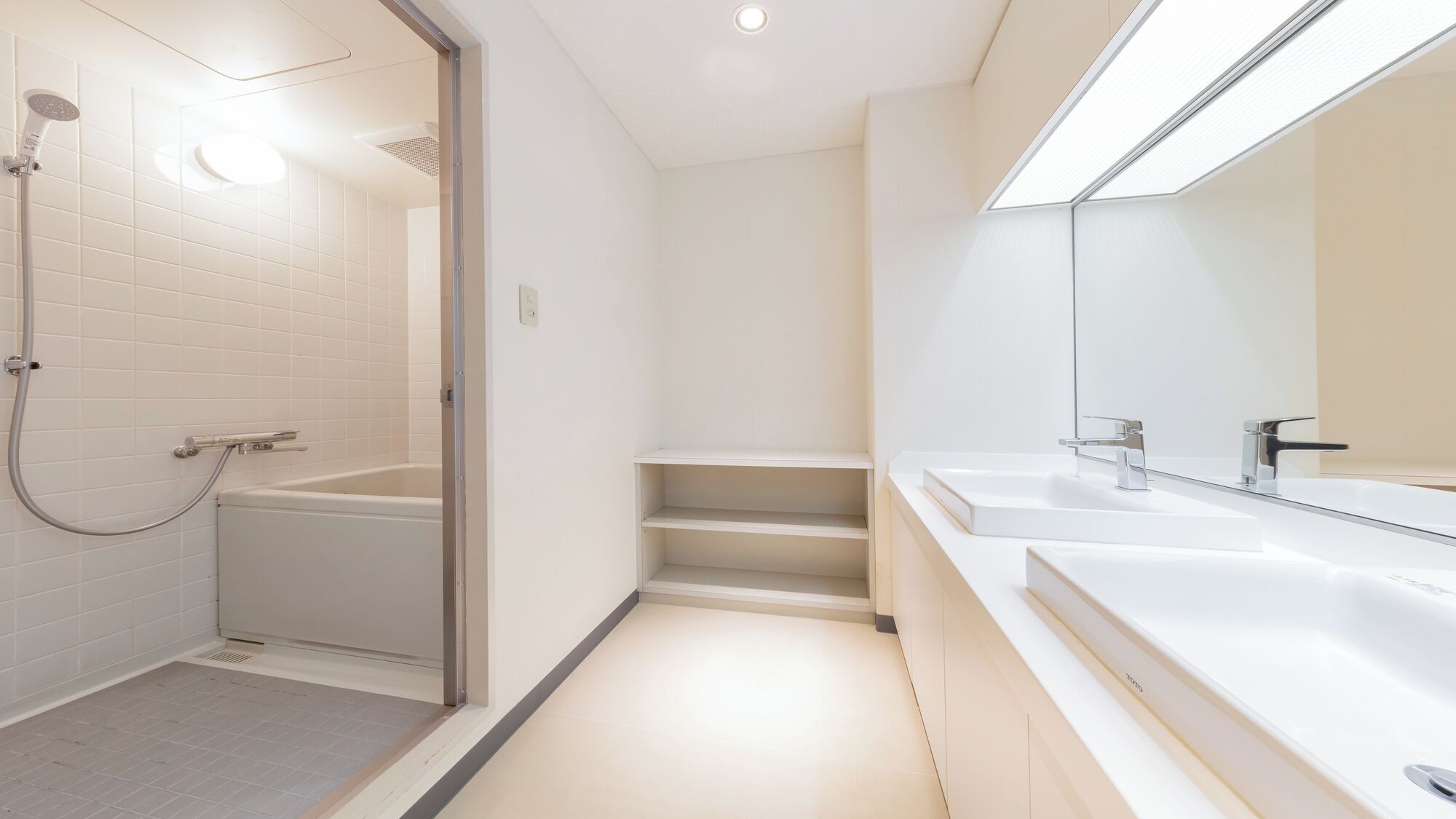 Une salle de bain moderne dotée d’une douche à l’italienne, d’une baignoire et d’un meuble-lavabo avec un miroir.