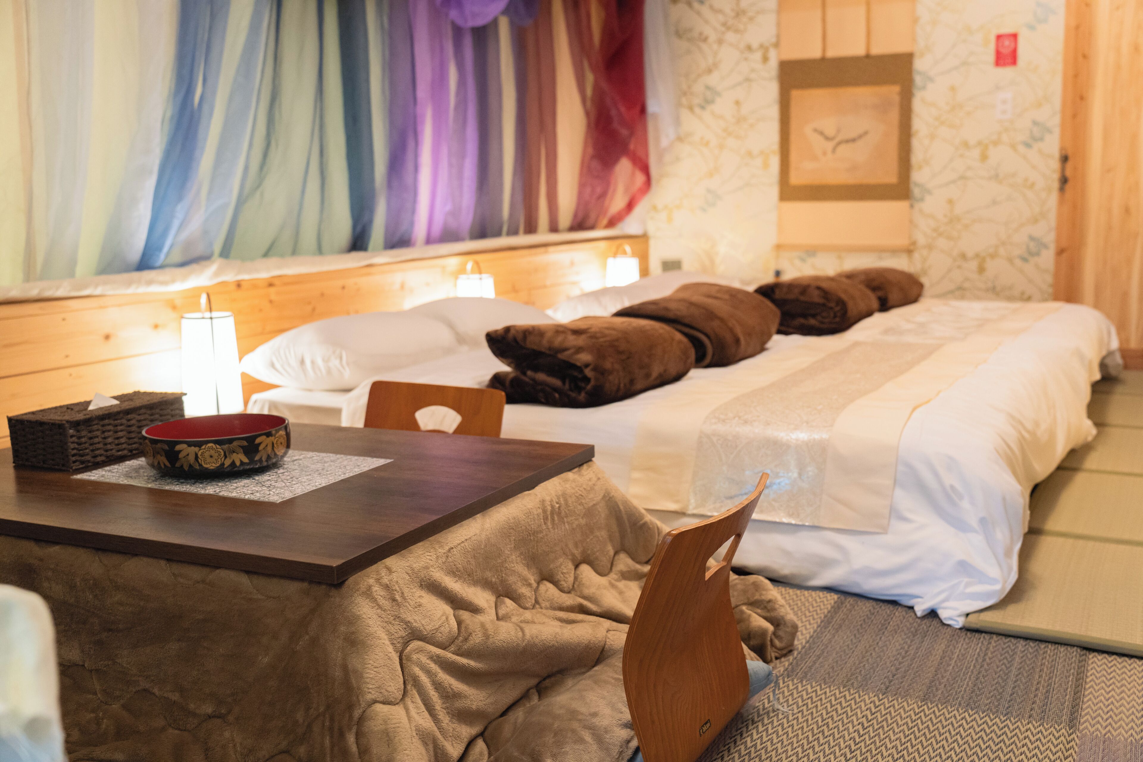 Une chambre d’hôtel avec un lit, une table de chevet et une chaise.