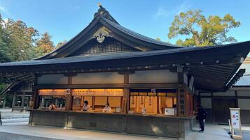 Un edificio japonés tradicional con techo curvo y una mesa de recepción.