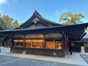 Een traditioneel Japans gebouw met een gebogen dak en een receptiebalie.