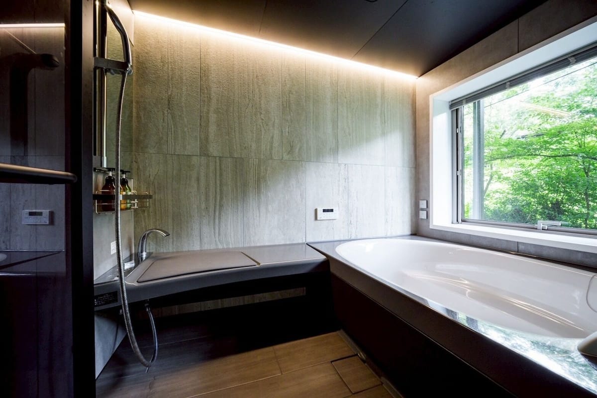 Ein modernes Badezimmer mit Dusche, Waschbecken und Badewanne.