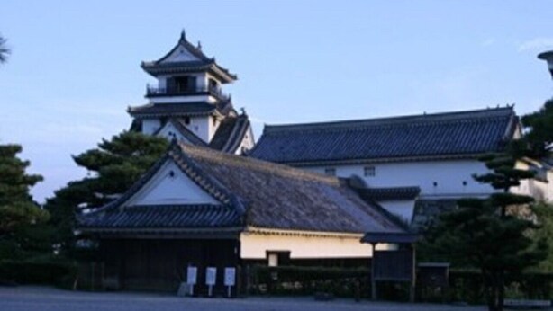 Um edifício japonês tradicional com uma imponente pagoda, um salão principal e uma construção menor.
