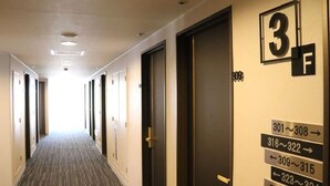 Ein Hotelgang mit Türen, die mit den Nummern 301 bis 308, 316 bis 322, 309 bis 315, 323 bis 324 und 325 bis 329 gekennzeichnet sind.