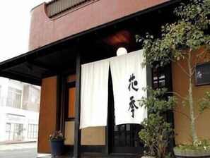 Exterior detail - Auberge Hanagoyomi (Ito)