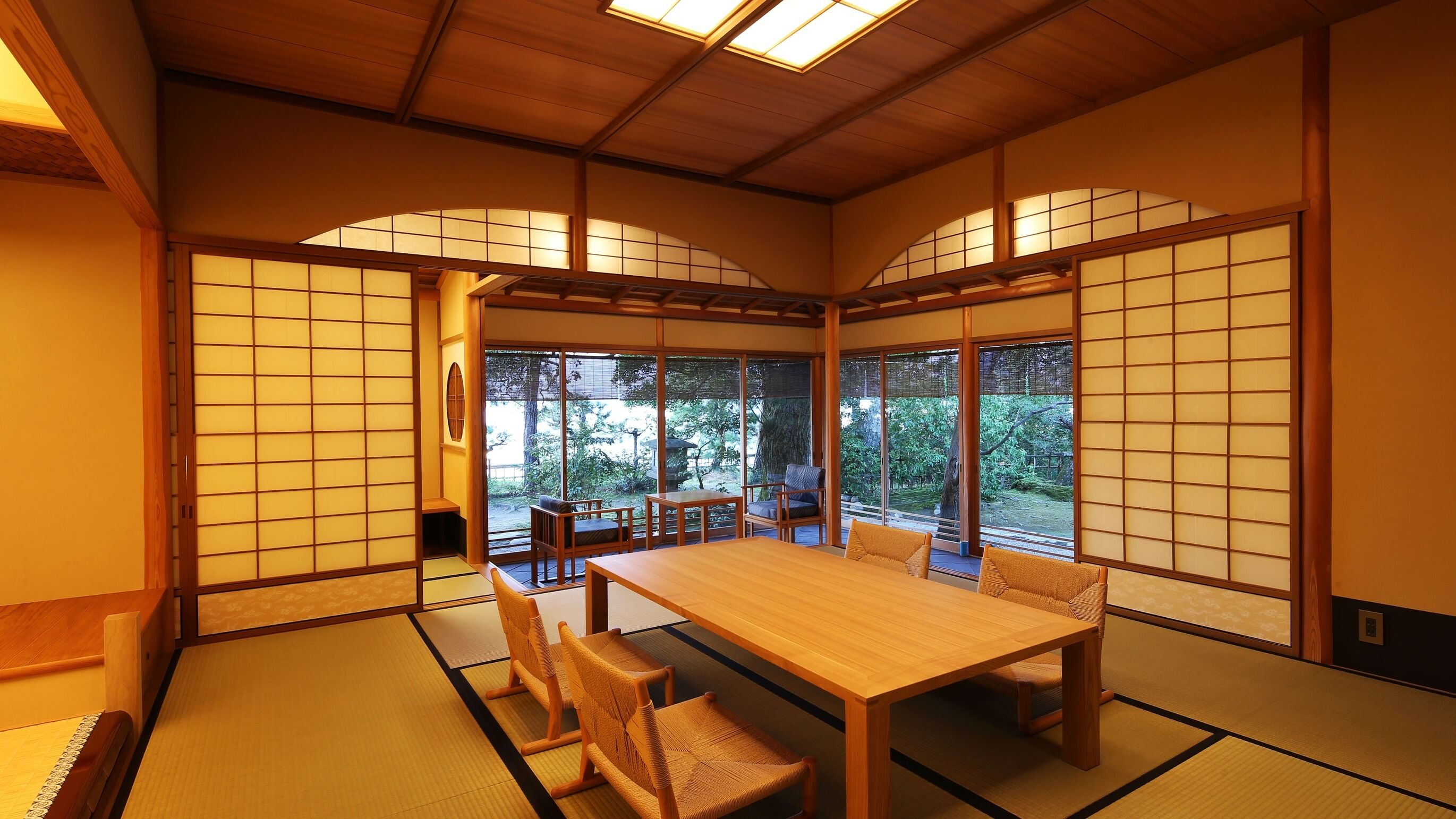 Ein traditioneller japanischer Raum mit Tatami-Böden, einem niedrigen Tisch und Schiebetüren.