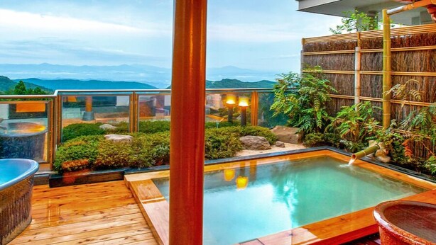 A hot tub with a wooden deck, a glass enclosure, and a view of mountains. - Dake Onsen Nagame no Yakata Kounkaku (Nihommatsu)