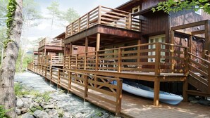 A wooden cabin with a deck and a boat docked outside. - Pica Fuji Saiko (Fujikawaguchiko)