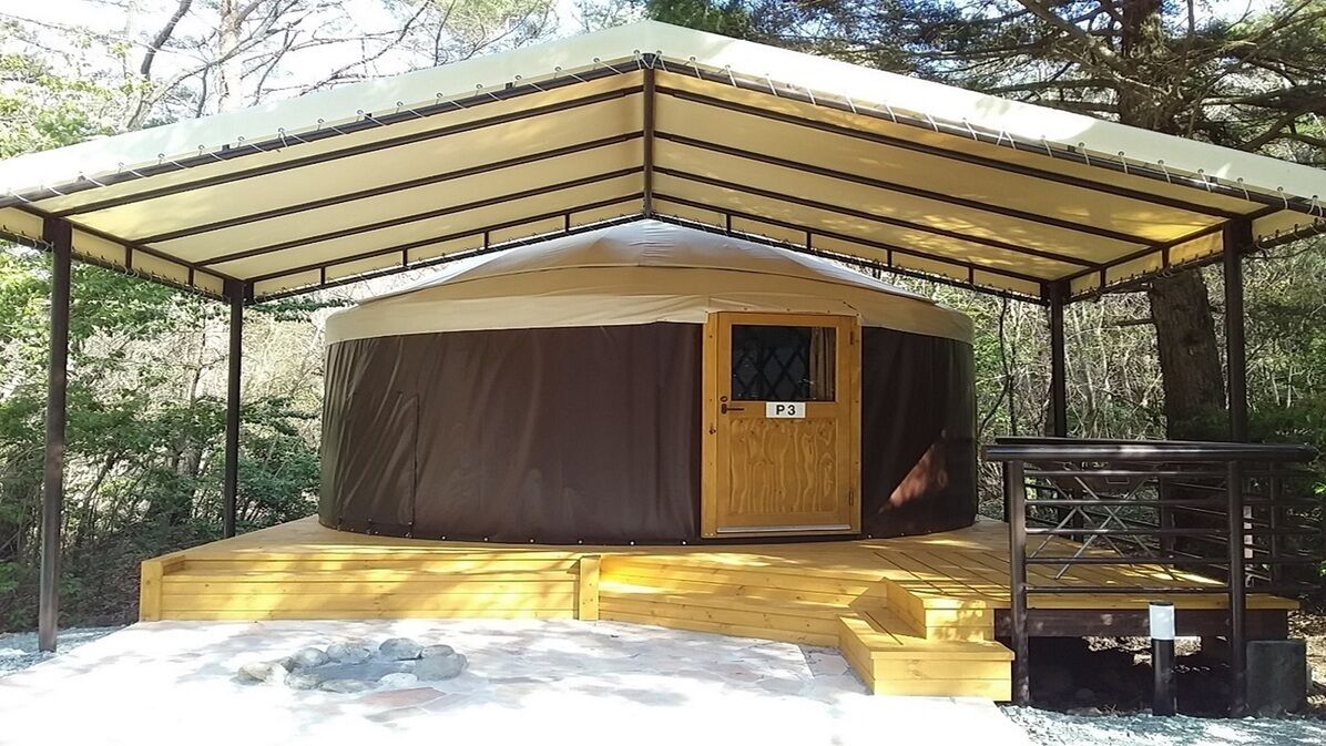 A covered circular structure with a wooden door labeled 'P3' and a small platform with steps leading to it.