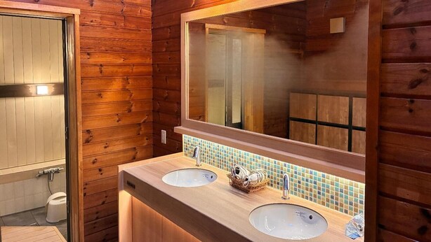 A wooden cabin bathroom with two sinks, a mirror, and a shower. - Pica Fuji Saiko (Fujikawaguchiko)