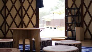 A room with a wooden table, round tatami mats, and a lattice door. - Pica Fuji Saiko (Fujikawaguchiko)