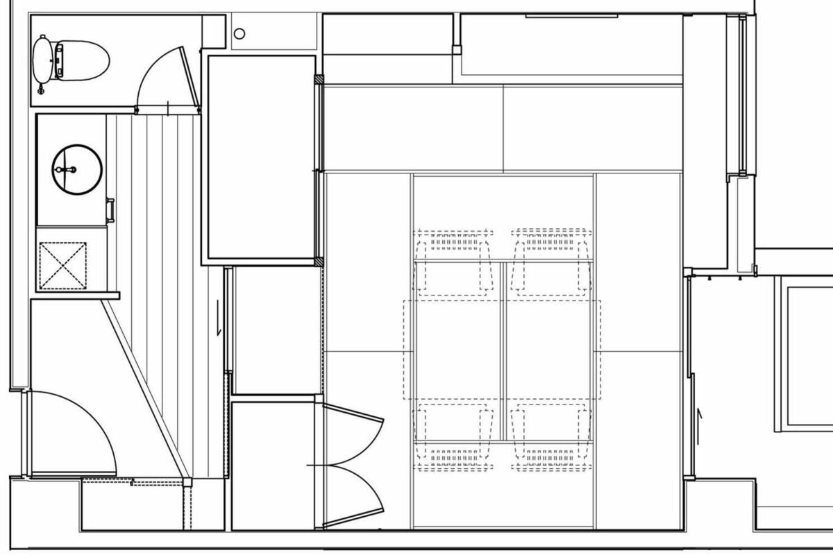Plano de planta que muestra un espacio central abierto, varias habitaciones y un elemento circular.