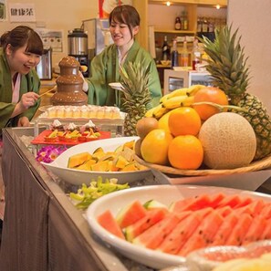 A buffet with various fruits and desserts. - Asouchinomaki Onsen Yumeoiso (Aso)