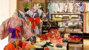A display of traditional Japanese garments, including kimonos and obi belts, in a retail setting. - Asouchinomaki Onsen Yumeoiso (Aso)