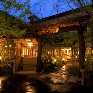 Un edificio japonés tradicional con entrada de madera y un corredor cubierto.