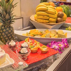 A buffet with various fruits and desserts. - Asouchinomaki Onsen Yumeoiso (Aso)