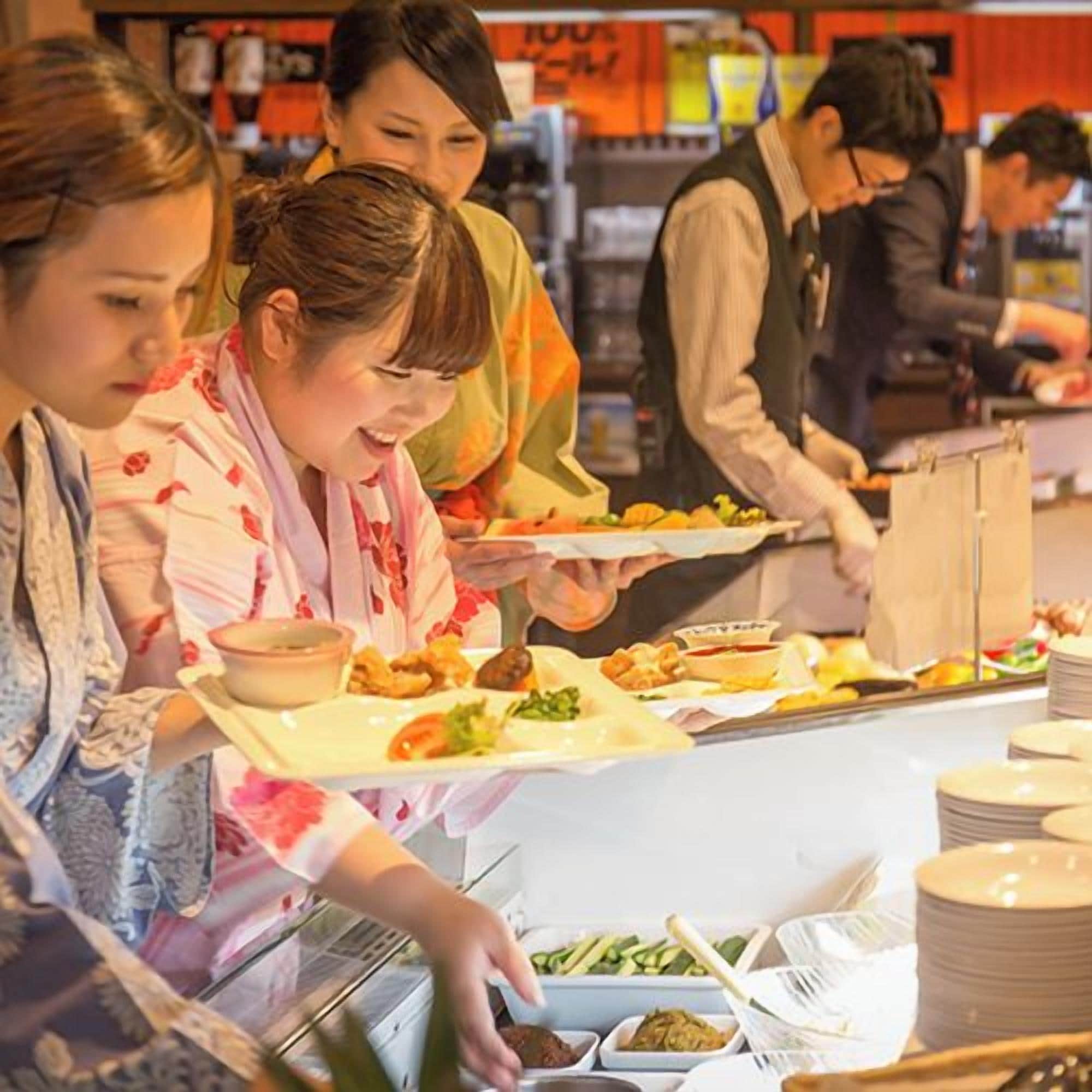 Un buffet proposant une variété de plats et d’ustensiles de service.