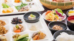 A traditional Japanese meal with various dishes and a basket of eggs. - Asouchinomaki Onsen Yumeoiso (Aso)