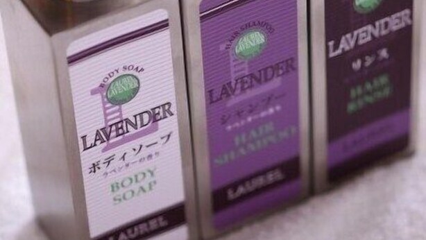 Trois bouteilles de savon liquide pour le corps, parfum lavande.