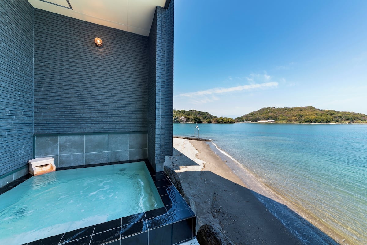 Ein Wellnessbereich mit Whirlpool und Blick auf den Strand.