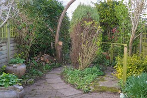 Property grounds - Felix Cottage (Canterbury)