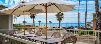 Beautiful 2-bedroom Condo Across from the Sand!