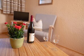 Interior - Gästehaus Josenmühle – Apartment Ringelblume mit Wald- und Bergblick, Gemeinschaftsterrasse (Titisee-Neustadt)