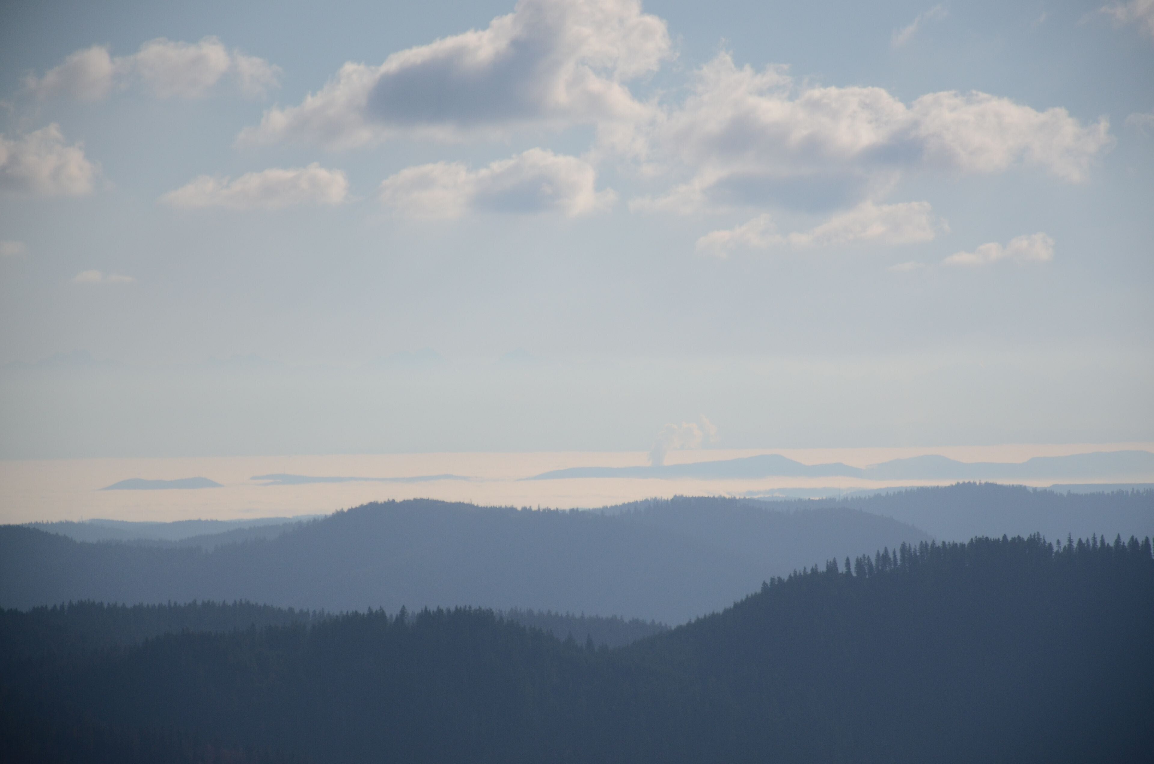 Eine gebirgige Landschaft mit blauem Himmel und fernen Hügeln.
