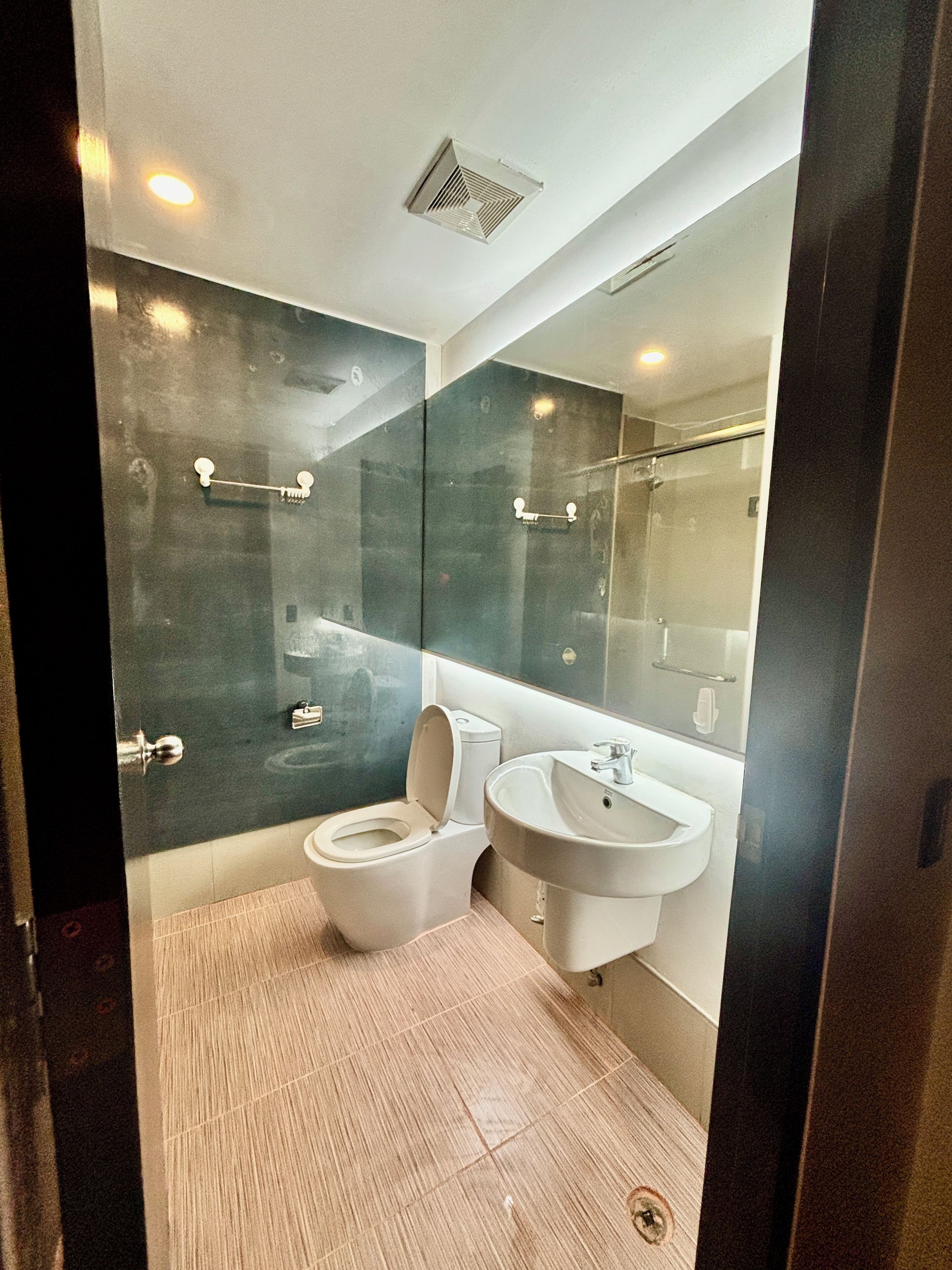 Regadera, bidet, toallas, papel de baño 