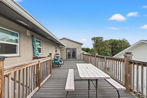 Casa, varias camas (Coconut Breeze) | Restaurante al aire libre