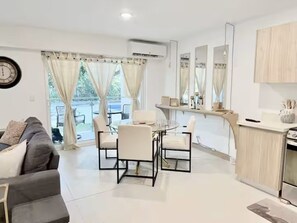 Interior - Completamente nuevo y a 100 m del mar (Jaco)