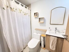 Dusch, handdukar, tvål och toalettpapper