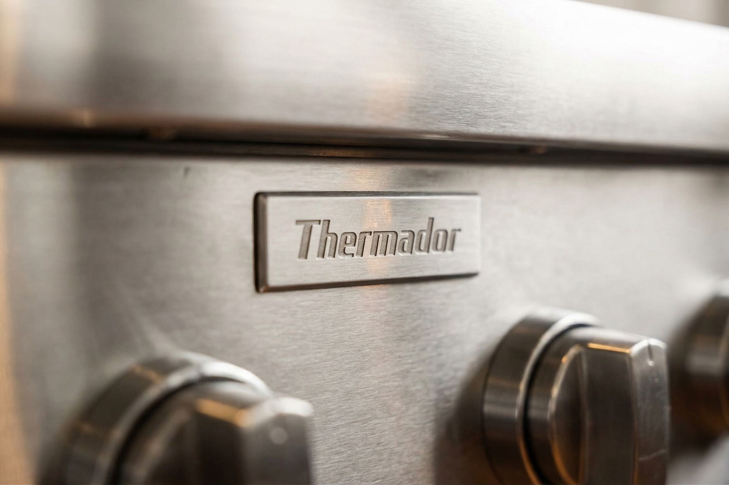 Superficie metálica con la etiqueta que dice 'Thermador'.