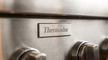 Superficie metálica con la etiqueta que dice 'Thermador'.