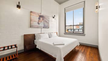 Apartamento de lujo, cocina, vistas a la ciudad | Espacio para trabajar con un portátil y tabla de planchar con plancha